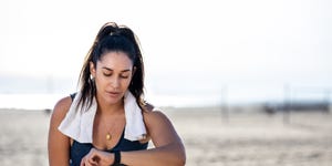 una donna si allena con fitness tracker e sportwatch al polso per monitorare i suoi risultati