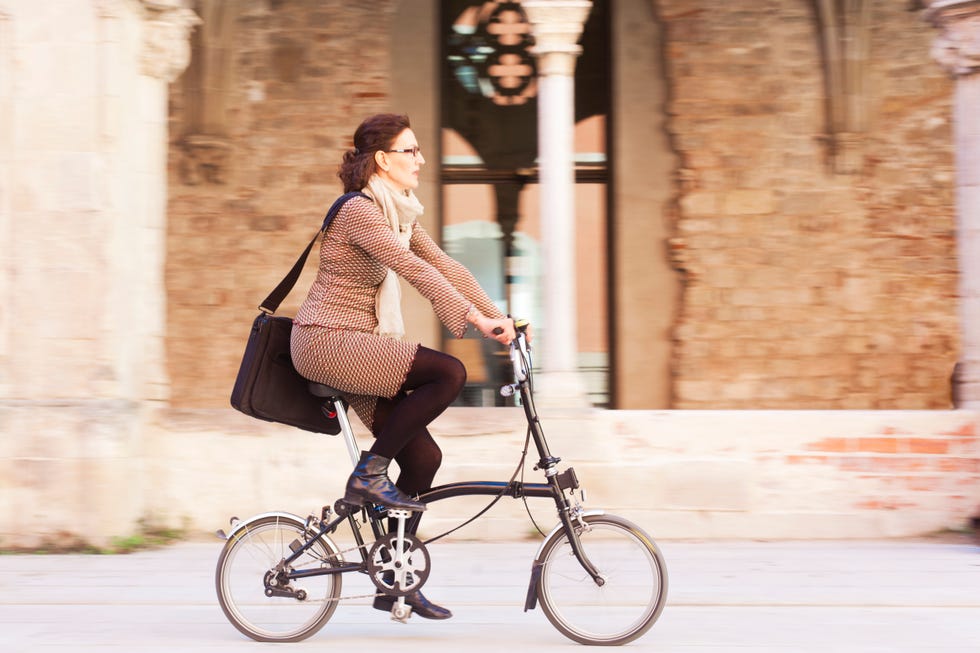 mujer yendo a trabajar en bici