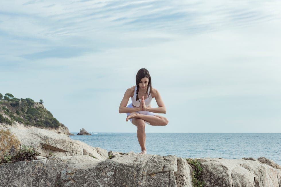 postura de la silla en cuatro o eka pada utkatasana