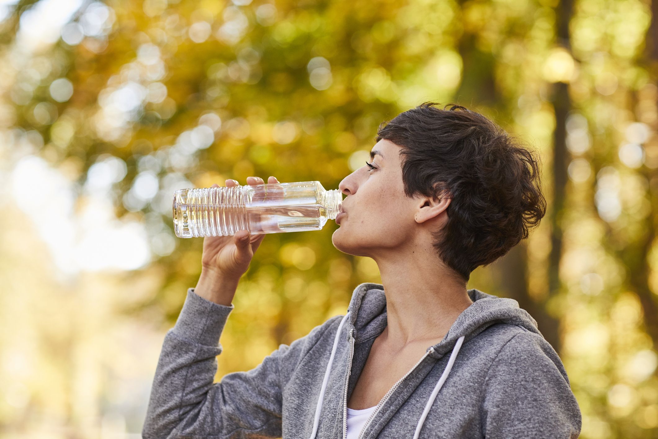 ライターが30時間飲まず食わず オファー 水分の摂取を我慢してから水を飲む