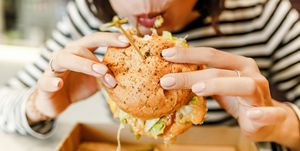 「チートデイダイエット」は、体の反応を惑わす方法によって代謝を早め、減量を促進するというもの。チートデイとは一体どんなダイエットなのでしょうか？ 本記事では、専門家による安全性や効果についての解説を交えて、その実態を解説します。
