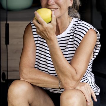 mujer comiendo manzana