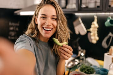 mujer comiendo aguacate