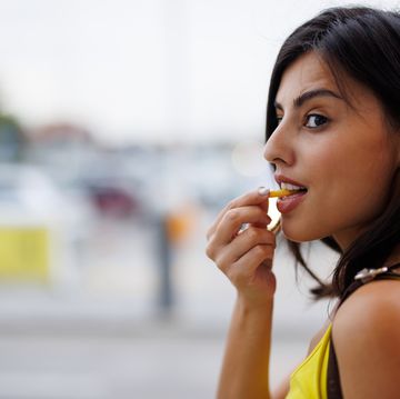 mujer comiendo gominola
