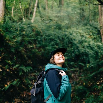 ragazza nel bosco