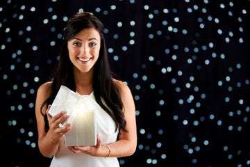 mujer con un regalo