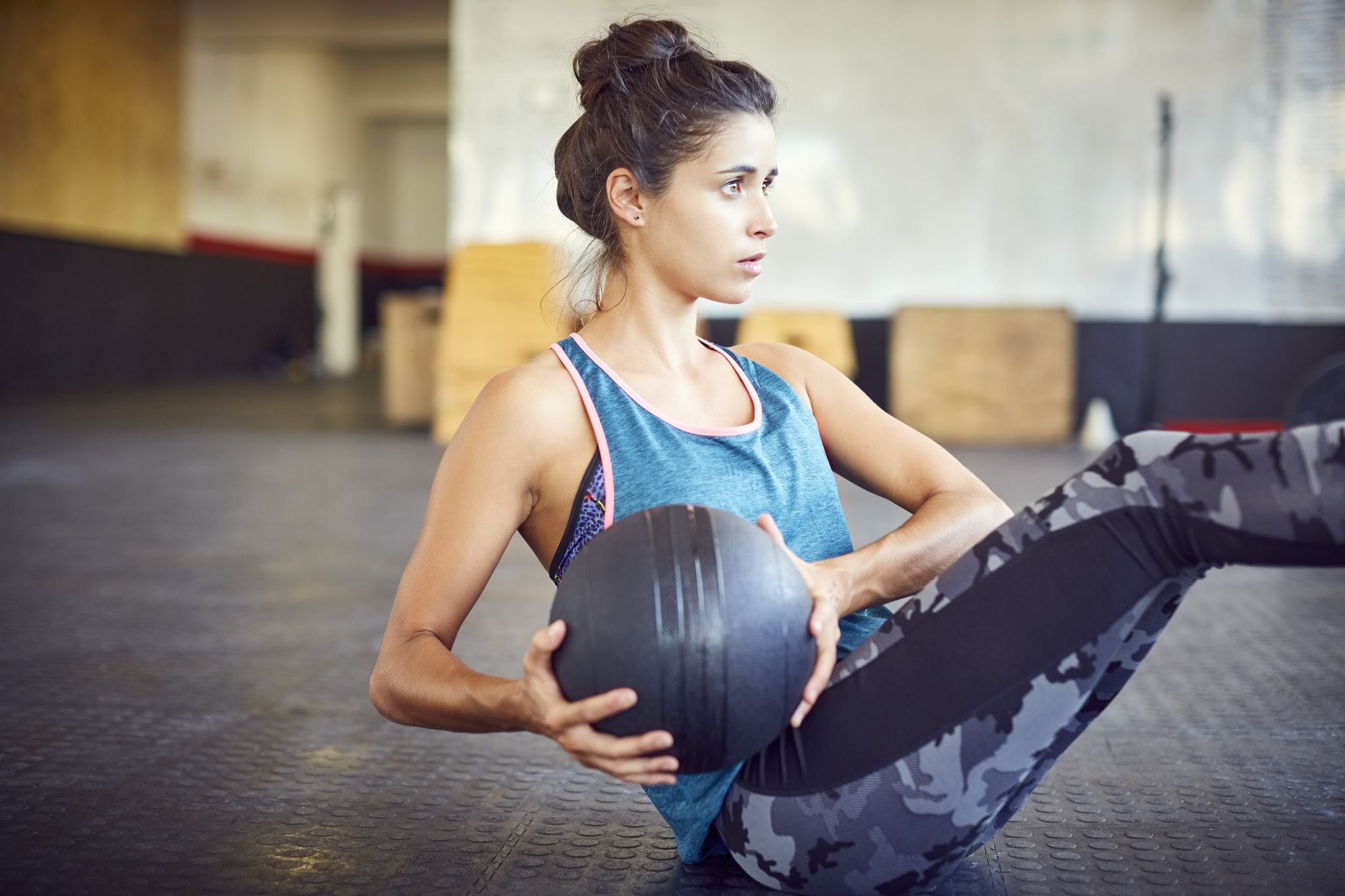 Diferentes ejercicios con balón medicinal con los que entrenar todo tu  cuerpo.