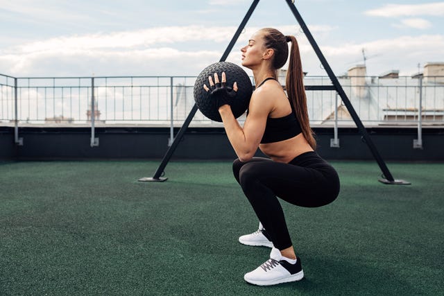 mujer haciendo sentadilla