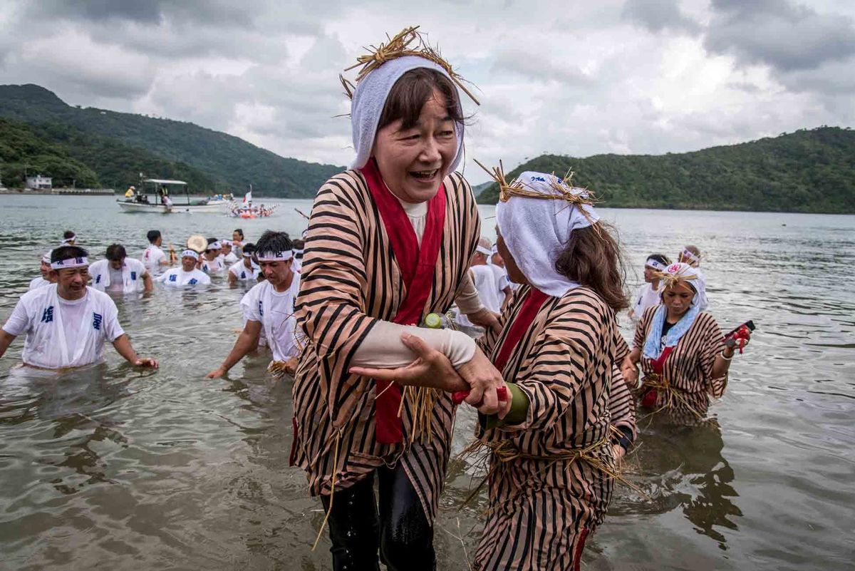 Tijdens vieringen zoals het Ungamifestival dat in de Shioyabaai wordt gehouden en aan de god van de zee is gewijd komt de hele Ogimigemeenschap bijeen Door een krachtig sociaal systeem zouden de inwoners langer leven