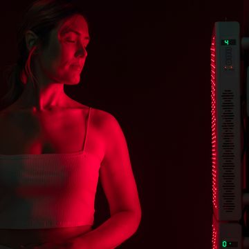 woman getting red light therapy in a beauty spa