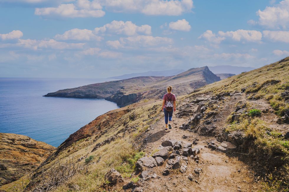 een vrouw loopt de wandeling pr 8 vereda da ponta de são lourenço op madeira