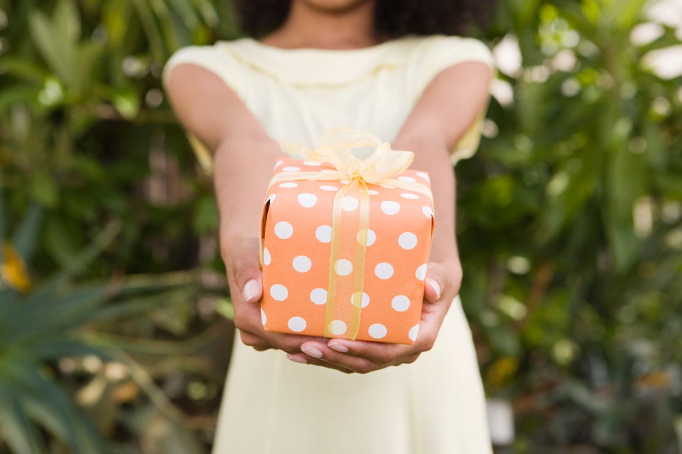 niña con caja de regalo
