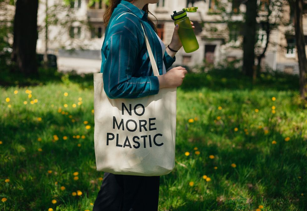 stockfoto van een vrouw met een canvas tas met no more plastic
