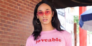 vrouw met roze shirt en roze bril