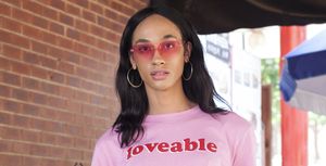 vrouw met roze shirt en roze zonnebril