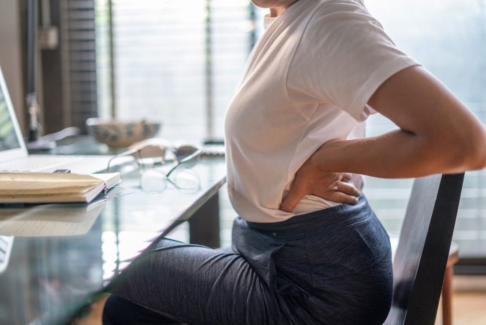 mujer con dolor lumbar