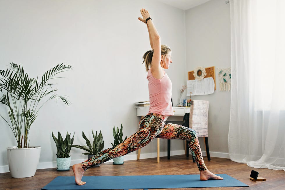 signora che pratica yoga in casa