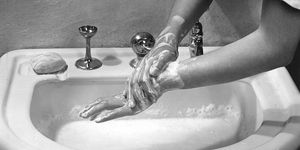 Vrouw wast haar handen
