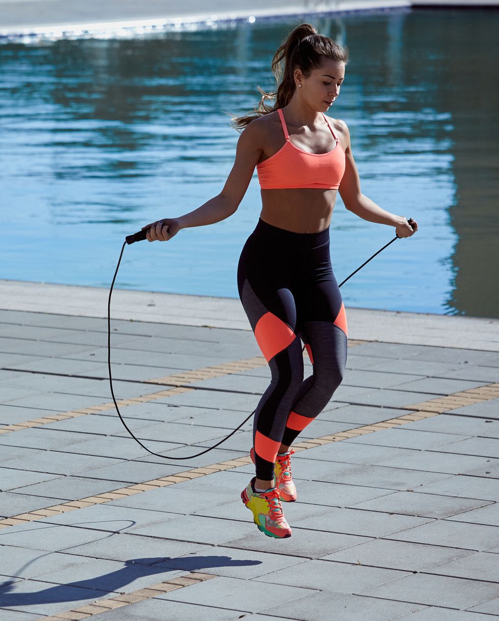 日本火紅的「空氣跳繩運動」每天20分鐘減5kg！5個高效跳繩減肥方法推薦，瘦全身還比跑步更加爆汗