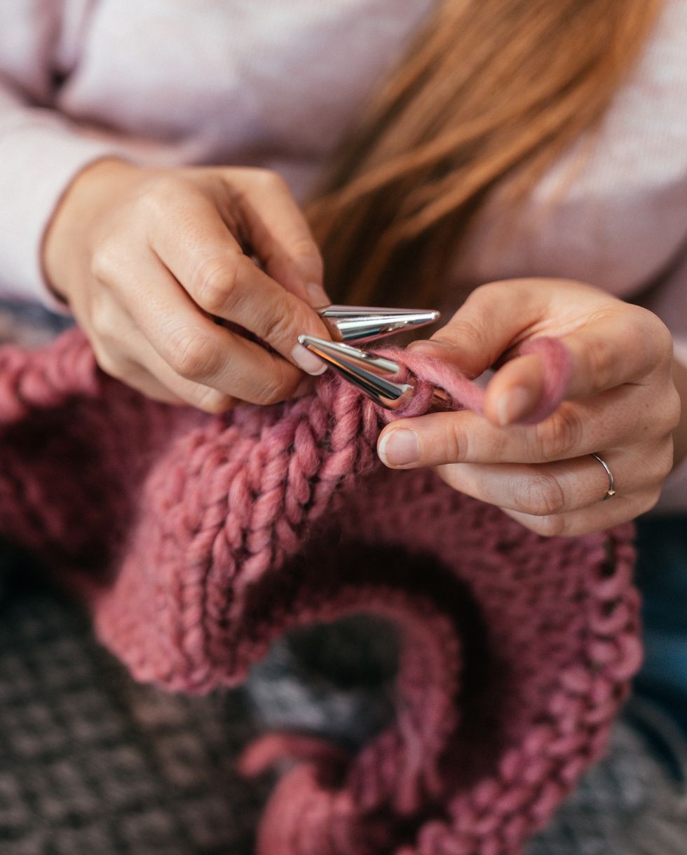 woman knitting a scarf