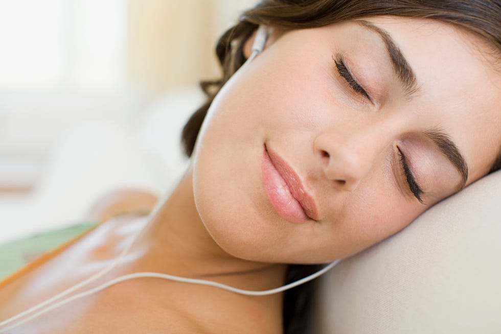 Mujer escuchando música antes de dormir