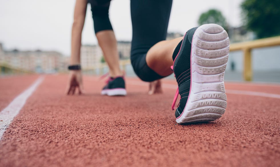 corredora a punto de salir en pista de atletismo