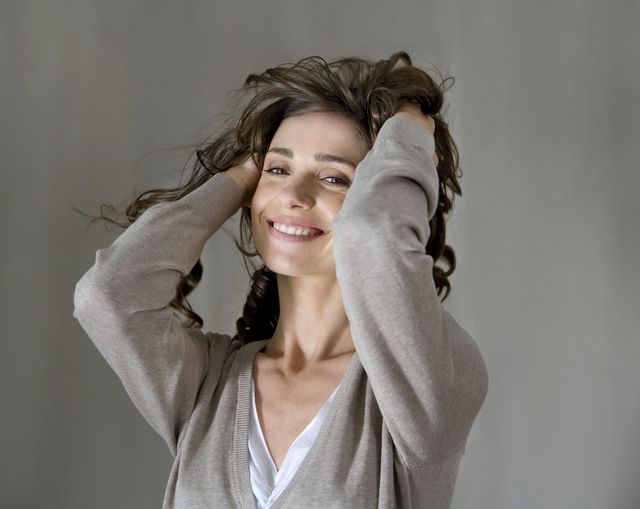 mujer pelo sedoso y brillante