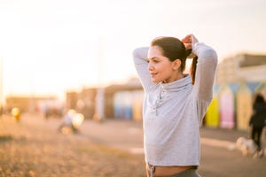 vrouw in sportkleding op het strand