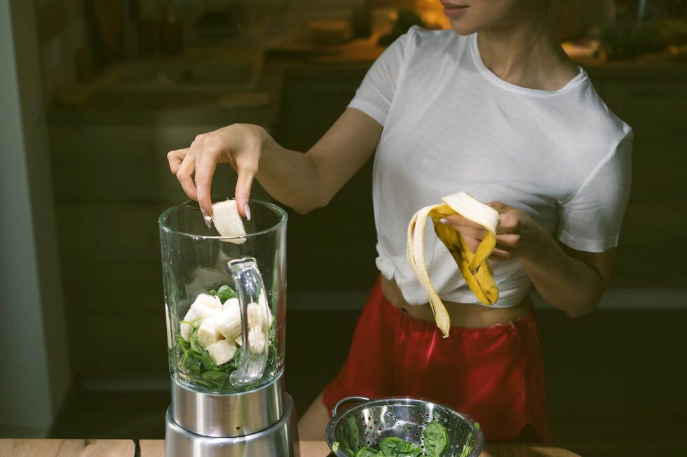 woman preparing smoothie