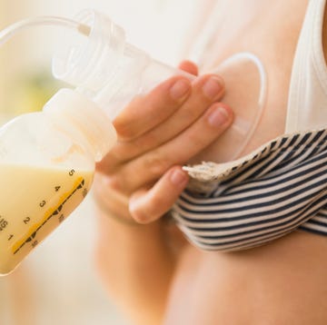 mujer sacandose leche del pecho mujer sacandose leche del pecho con sacaleches