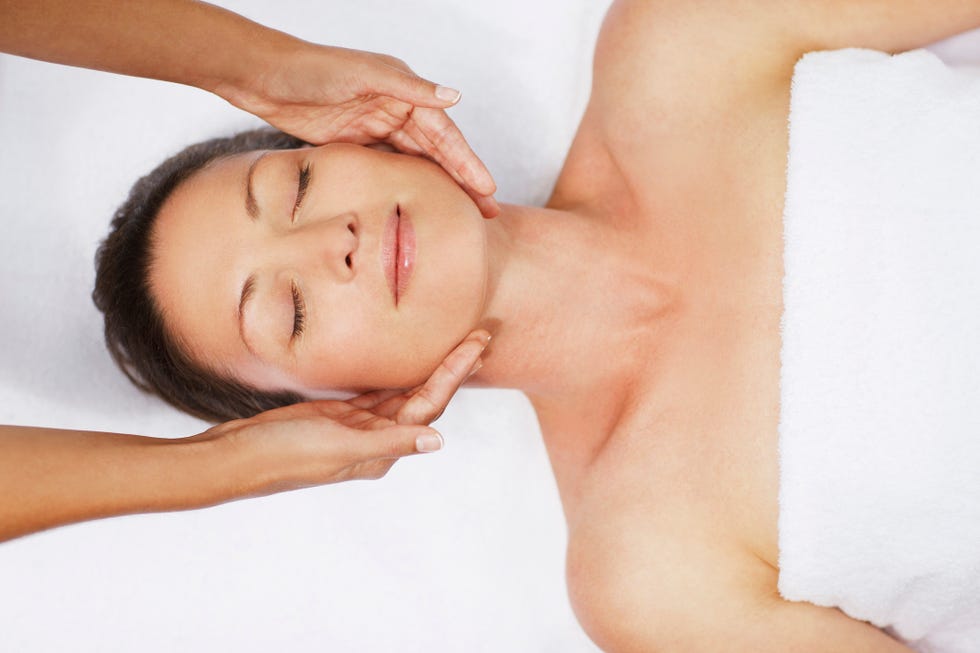 mujer recibiendo un masaje facial y en el cuello