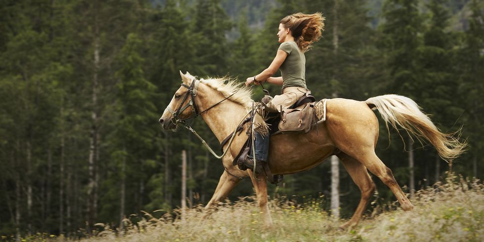 una mujer en caballo por el campo