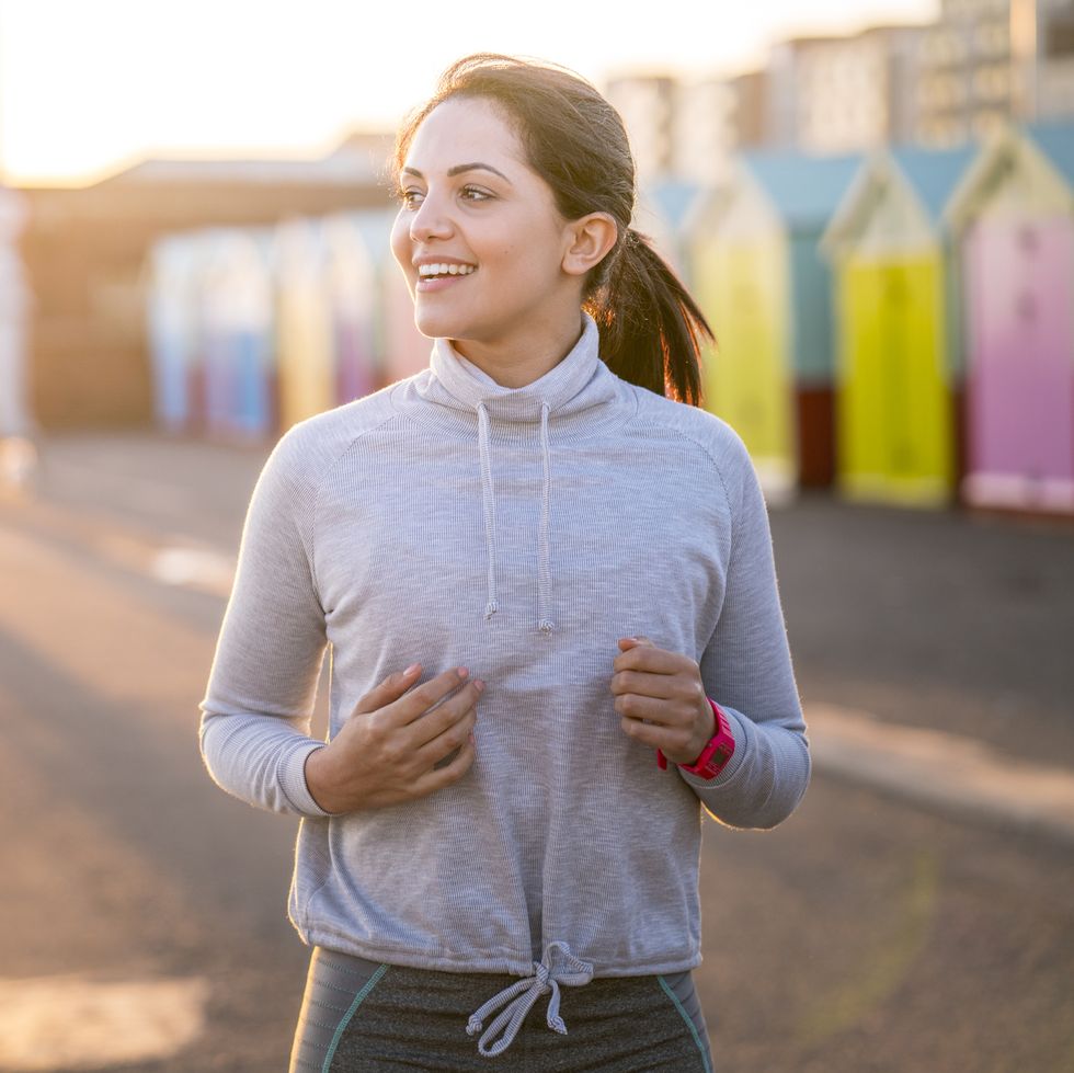 WOMAN RUNNING ALONG BEACHFRONT, best workout plans