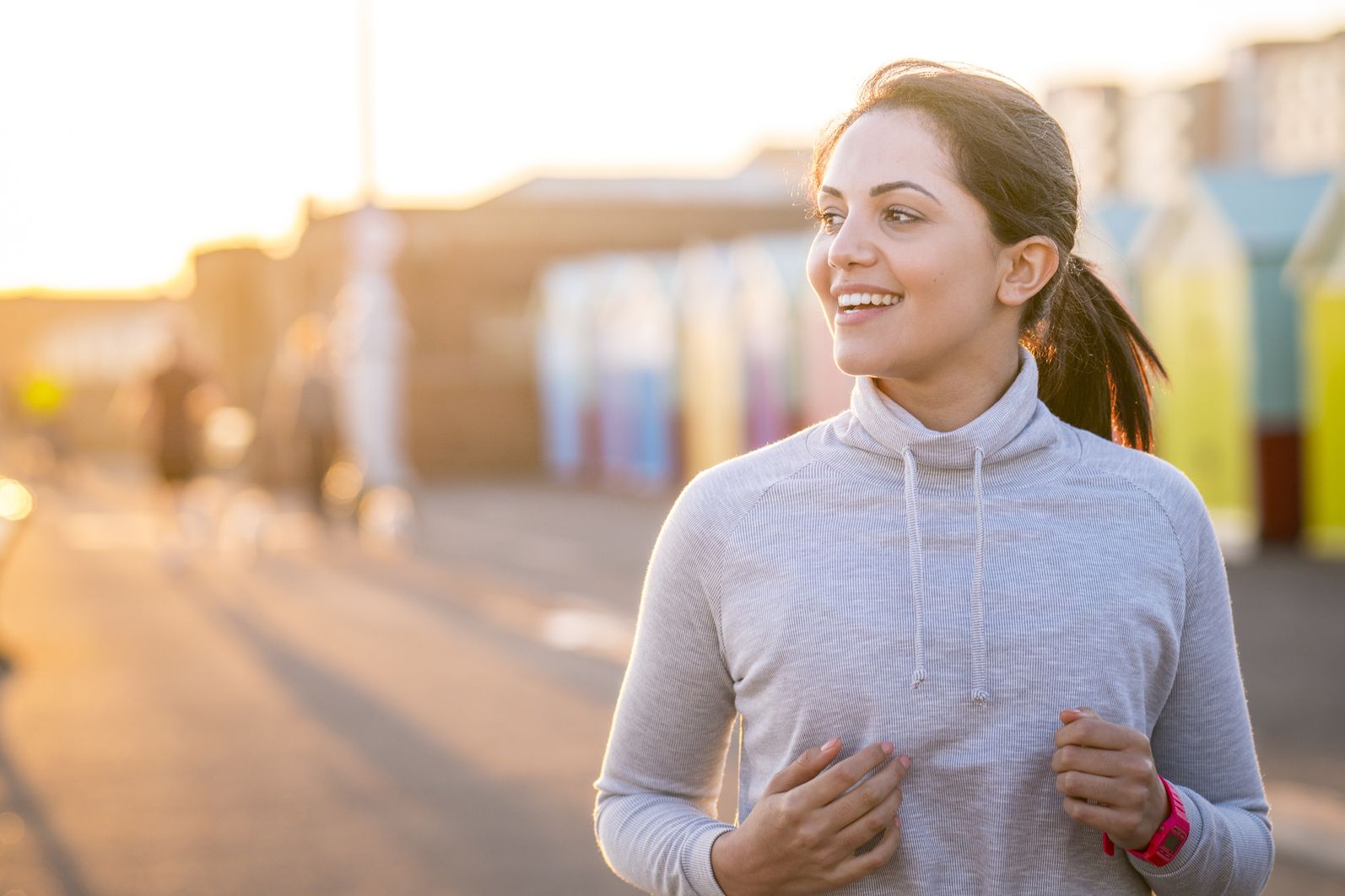 WOMAN RUNNING ALONG BEACHFRONT, best workout plans