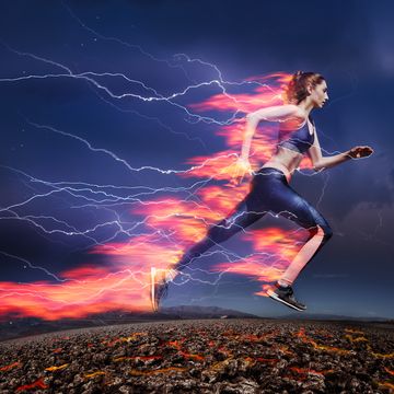 hardlopende vrouw met bliksemschichten