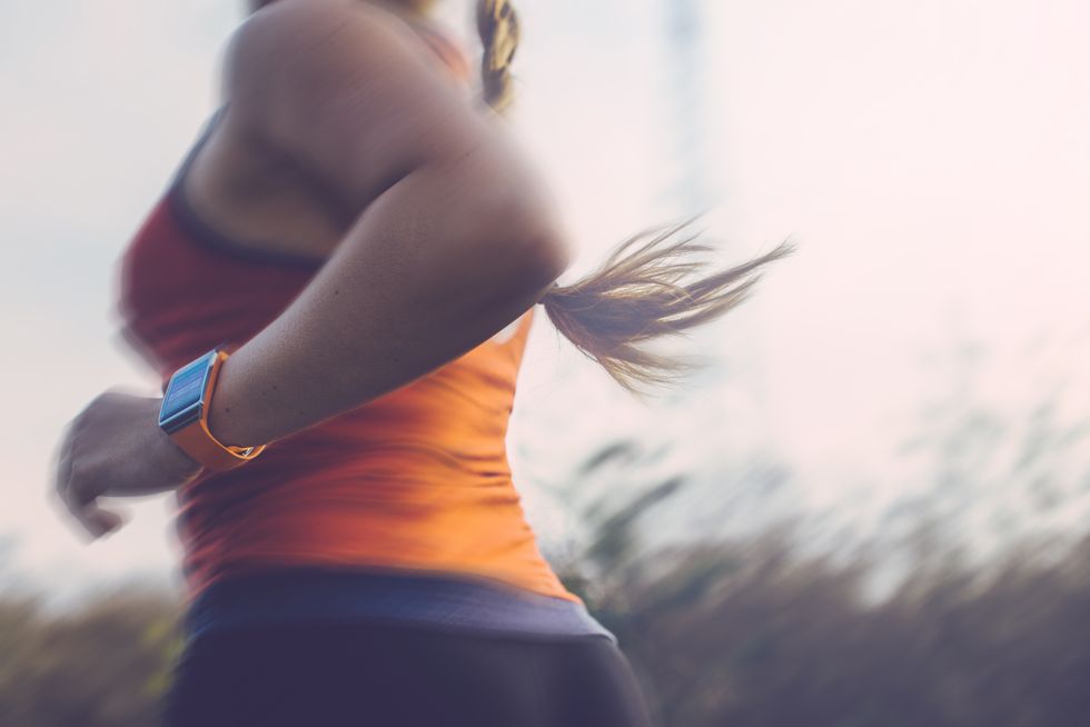 donna che corre all'aperto