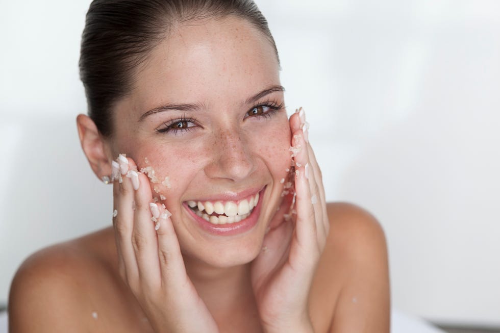 mujer joven hace una exfoliación facial