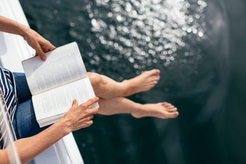 hombre leyendo en un barco