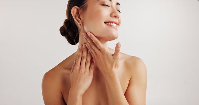 mujer se toca el cuello con las manos