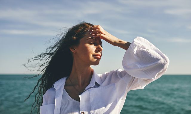 mujer tomando el sol