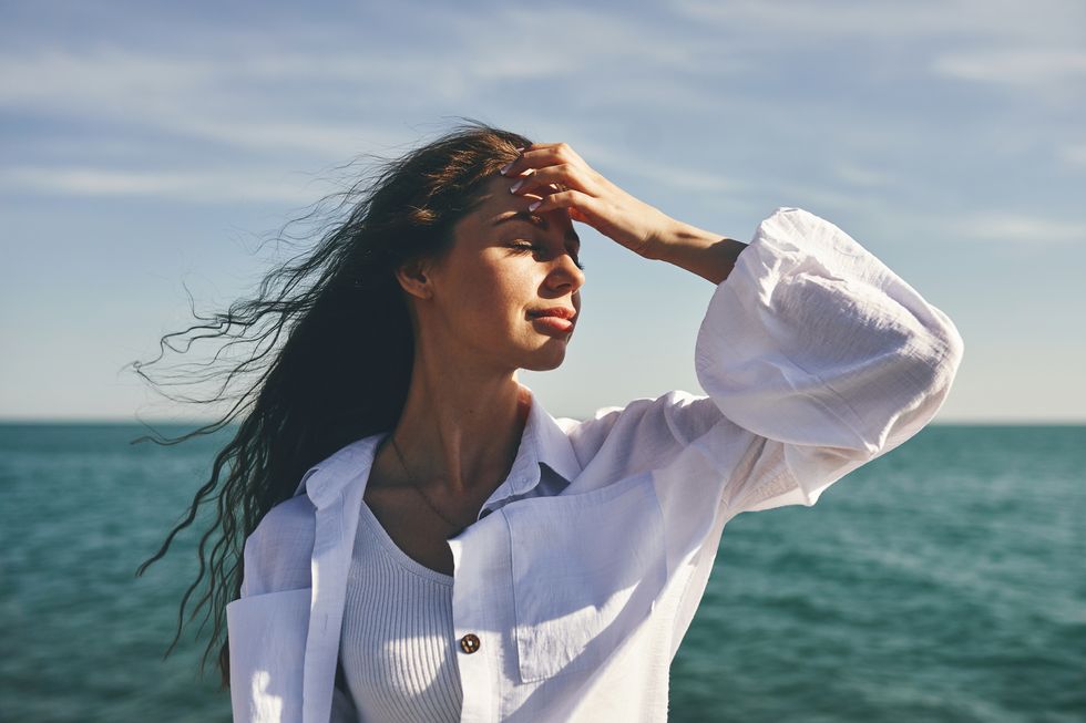 mujer tomando el sol