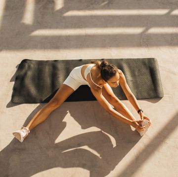 vrouw die yoga doet in de zon