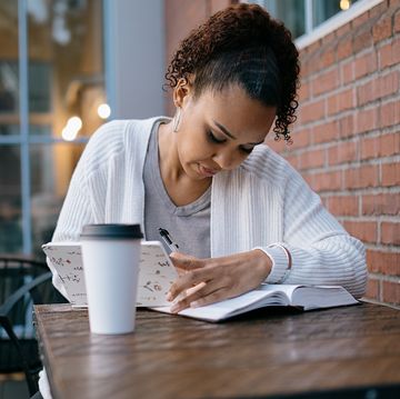 guide to bible journaling woman studying at outdoor urban cafe