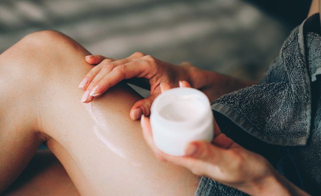mujer crema pierna hidratante