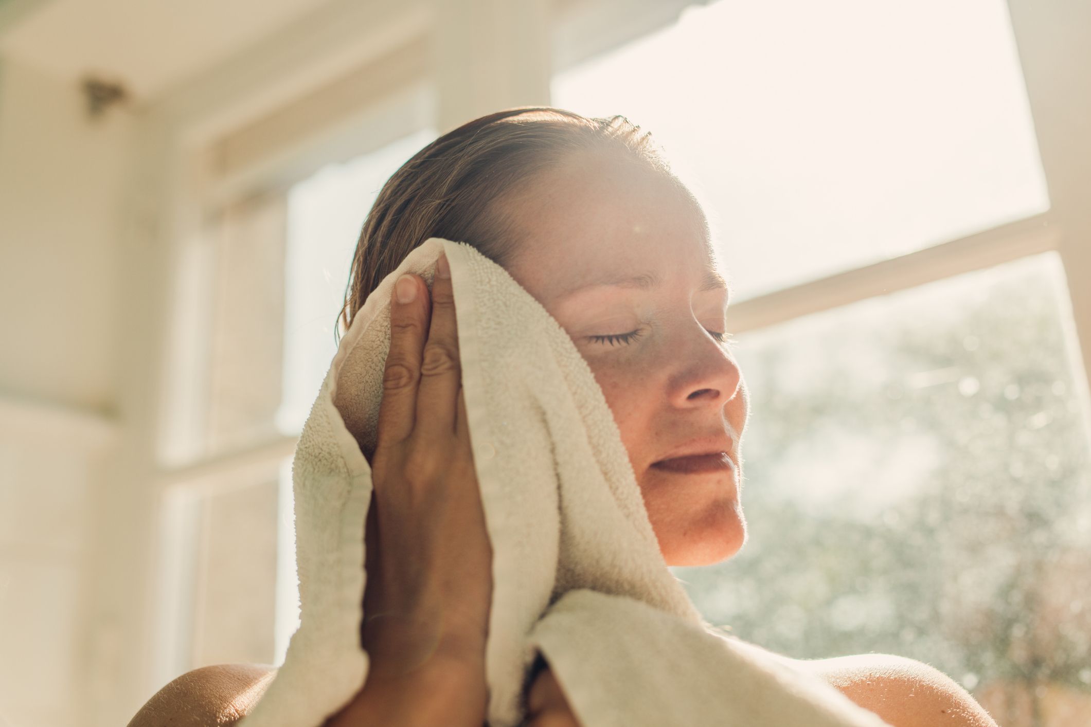 蒸しタオルの驚きの効果！ 皮膚科医が解説する、簡単に美肌を叶える使い方とは？