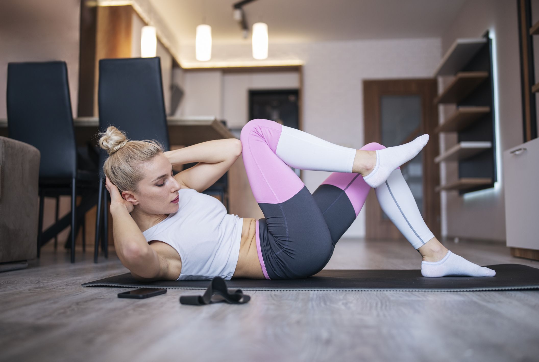 La rutina de ejercicio en casa para tener piernas y abdomen