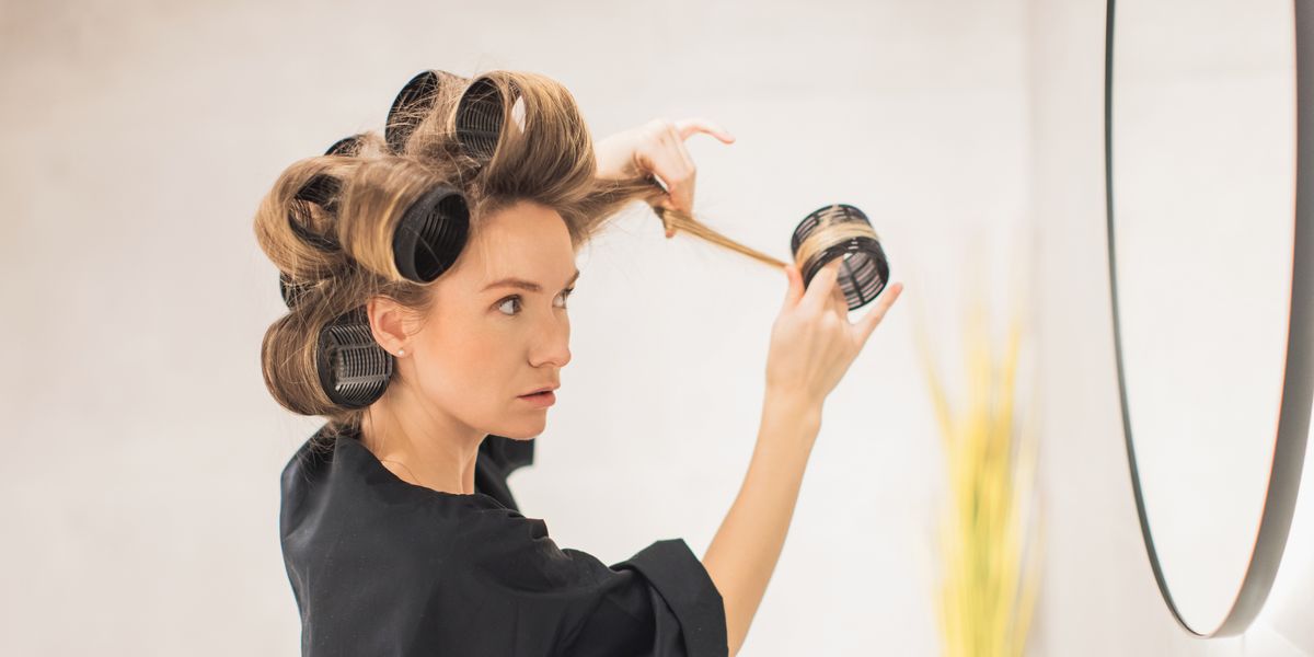 Read more about the article According to dermatologists, curlers can be used safely at home