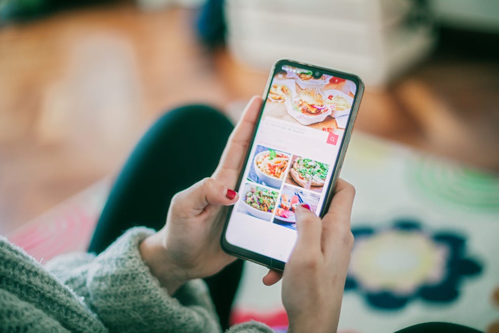 mujer joven usa una aplicación de comida a domicilio