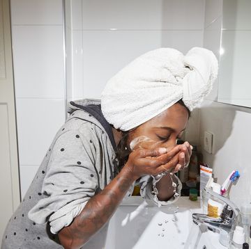 vrouw wast gezicht