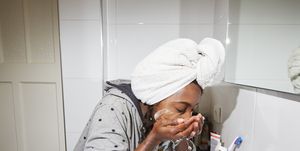 vrouw wast gezicht